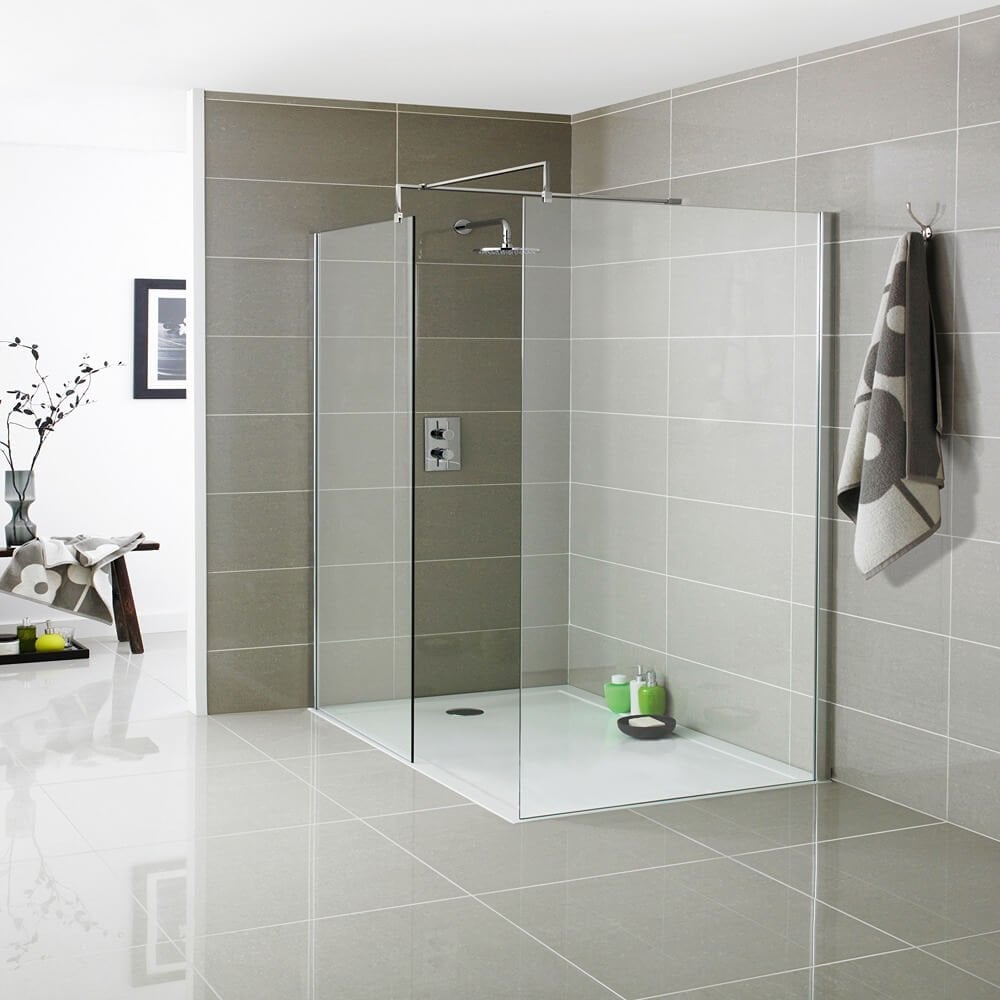 Rectangular walk-in shower with open shower screens